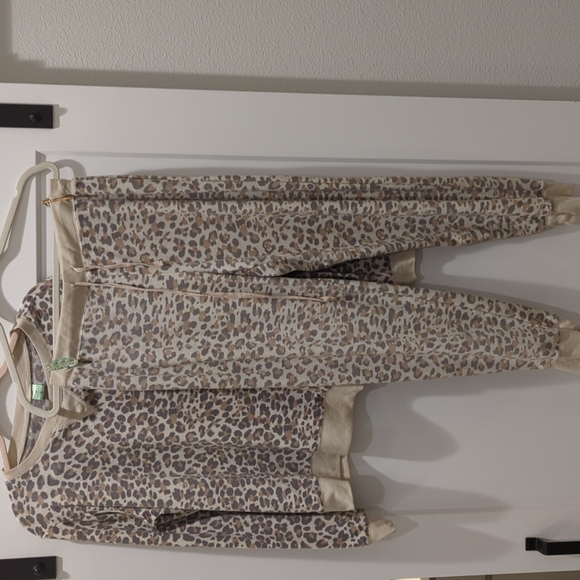 Women's M Leopard cozy set - Picture 3 of 4